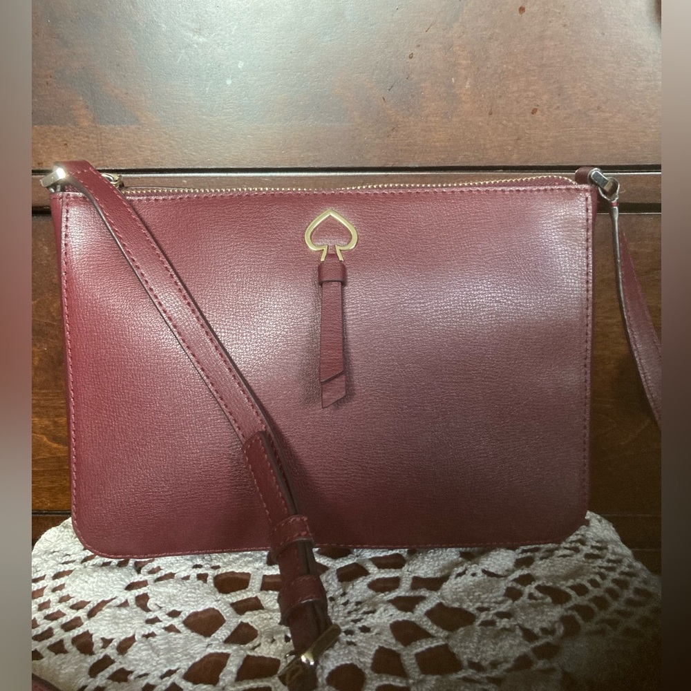 🌹 Kate Spade Burgundy Mid size crossbody bag.